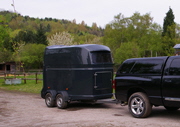 Auto mit Pferdeanhänger